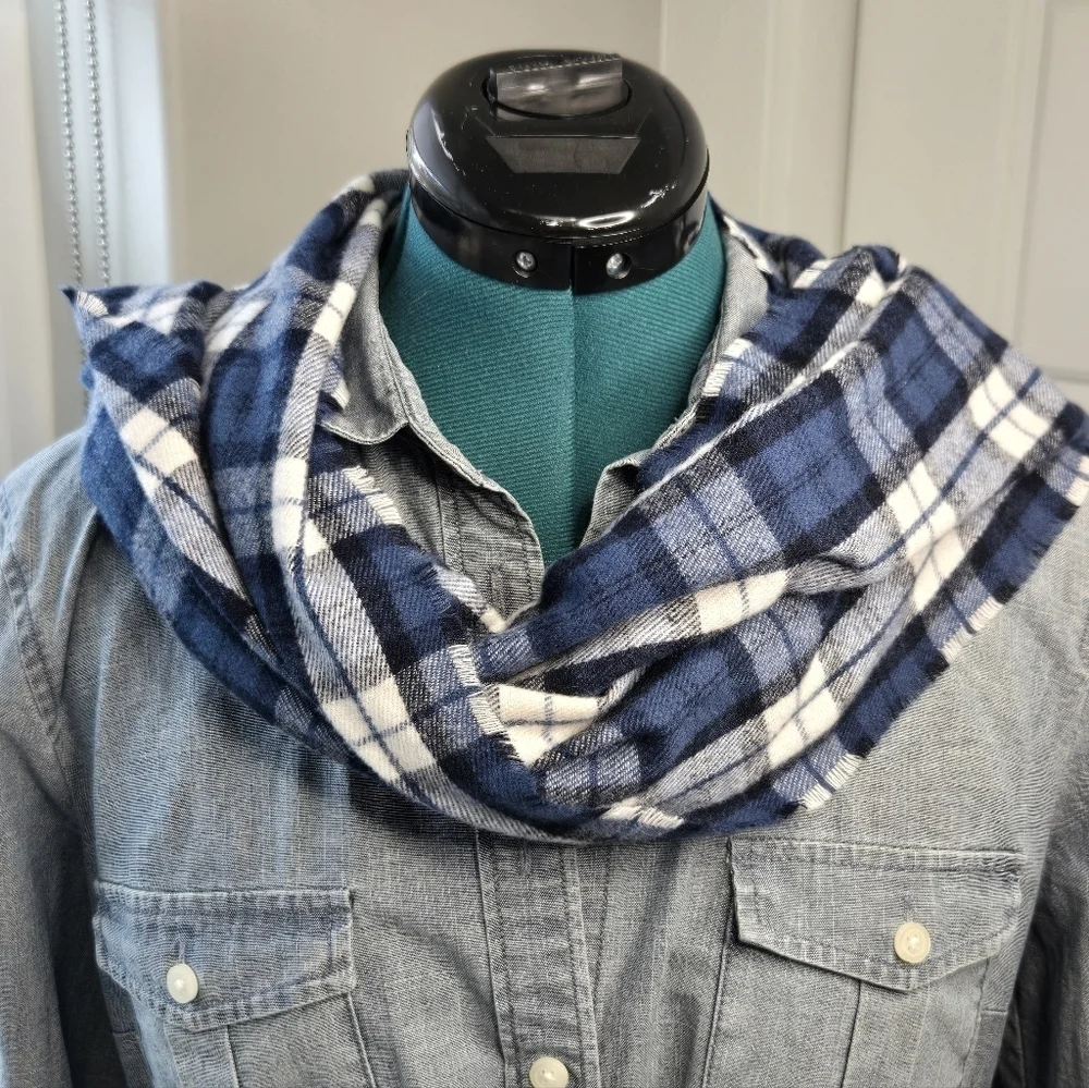 OLD NAVY BLUE & WHITE PLAID LONG SCARF FRINGE ENDS UNISEX OS FALL WARM COZY